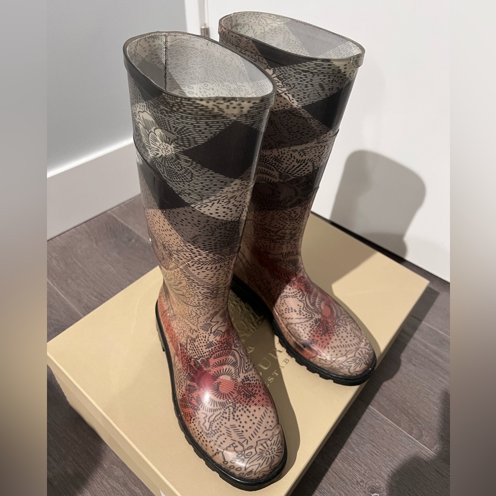 Burberry rain boot - Picture 2 of 8